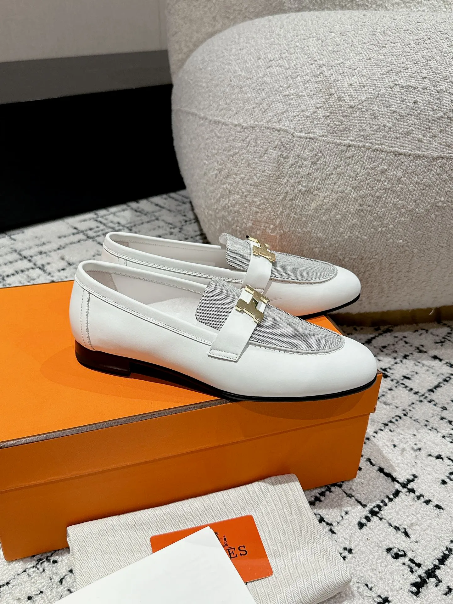 👟👟Ex-factory price 720👟👟 (top version) Hermes/25ss classic model is undoubtedly the leader in luxury goods. Every single product is very popular‼ ️Although the styles are few, they are more refined and more classic. They never go out of style. They are a brand that maintains and appreciates value. It is rare to have such a reputation in consumer goods sincerely! This pair of shoes is a classic style of this brand. It is decorated with metal buckles exclusive to Hermès. It is a classic that has become more and more beautiful over the course of history. We will bring out some goods from the channel in small quantities! The leather feels very, very soft and feels like baby skin! Feel the luxury! Supplies are huge! ✔️Material: imported sheepskin upper ✔️Inner lining/foot pads: imported sheepskin ✔️Outsole: genuine leather ➕tpu bottom ⚠️ ✔️Size: 35/36/37/38/39 (40/41/42 can be ordered)